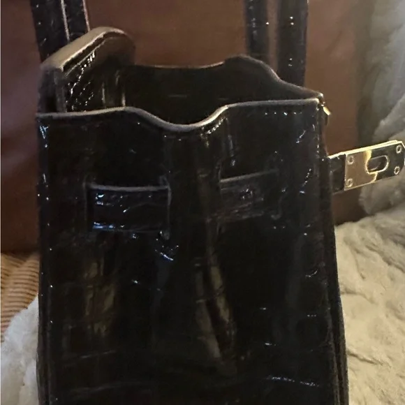 Elegant Black Crocodile-Embossed Handbag - Picture 5 of 7